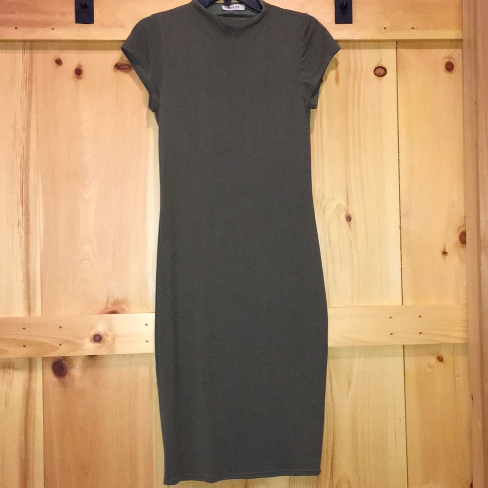 Sleek and flattering dress!